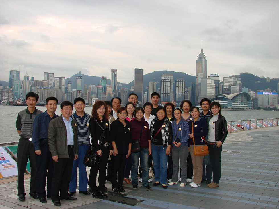 2009年11月份，公司組織本公司工齡8年以上員工赴港澳旅游，圖為在香港維多利亞港灣合影留念